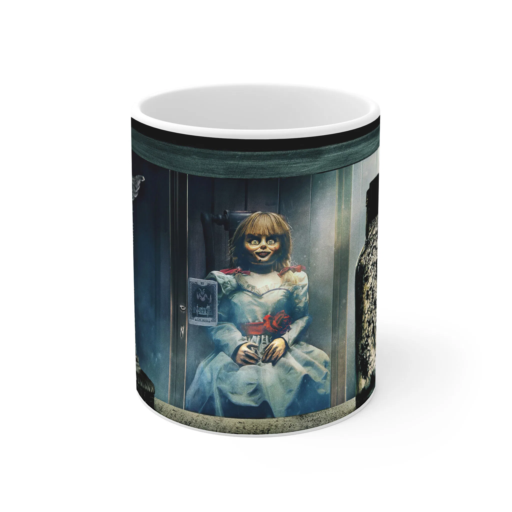 ماگ لیمینات طرح فیلم آنابل Annabelle عروسک در محفظه شیشه‌ای کد NM10509