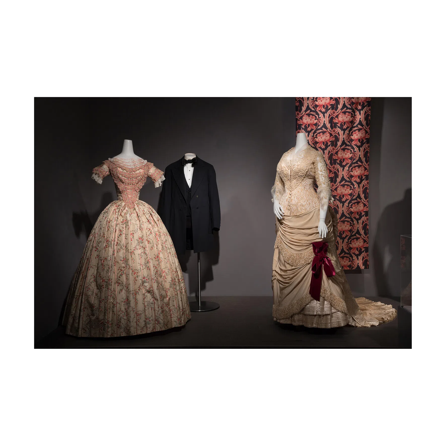 کتاب Power Mode, Fashion and Textile History Gallery اثر Emma Mcclendon انتشارات تیمز و هادسون — تصویر 2